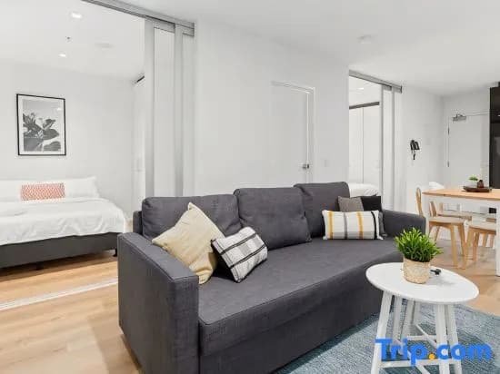 Charming 2BR Apartment with Free Parking - photo 1