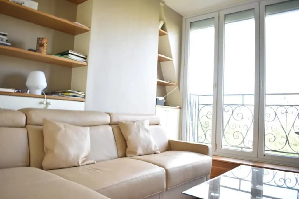 Fully Renovated Bright Studio with High View - photo 2
