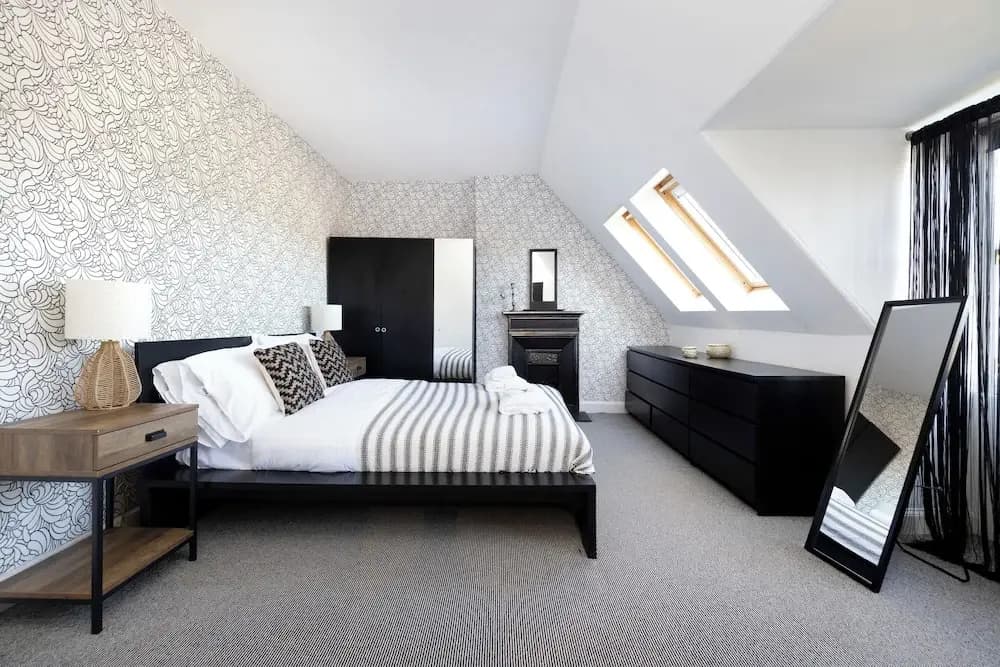 Delightful 3-bed Flat with Parking - photo 3