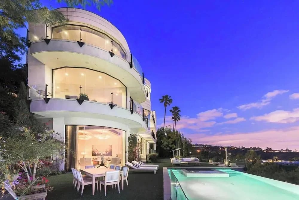Beverly Crest: Ultra-private BH Retreat w/ Infinity Pool & Skyline Vistas - photo 10