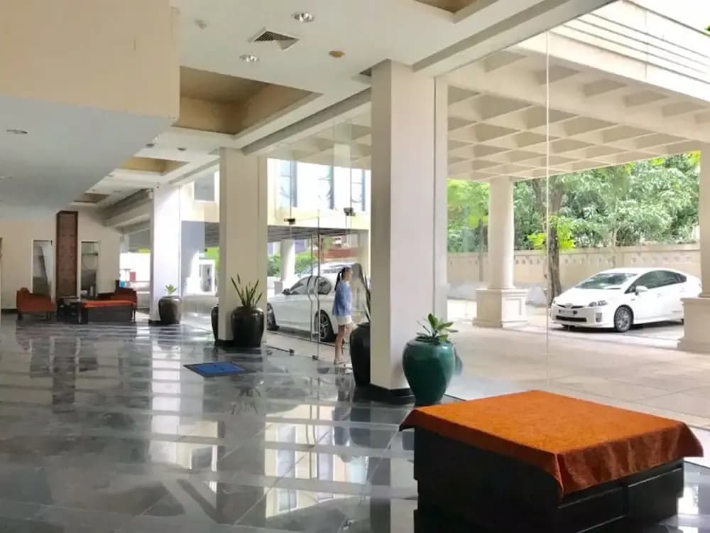 Twin Peaks Sukhumvit Suites - photo 2