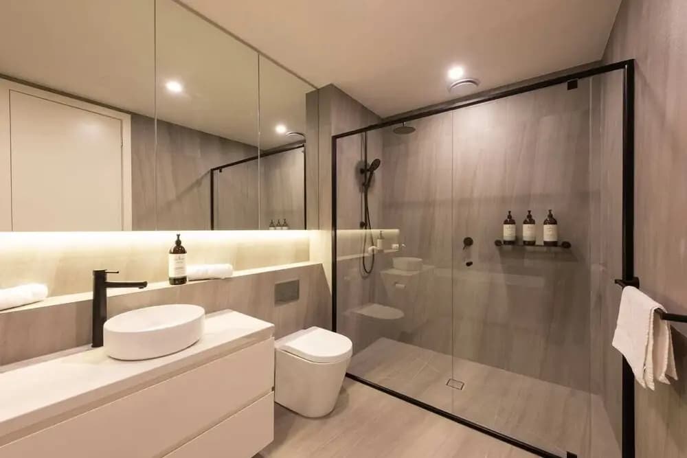 Luxe 3 Bedroom Apartment With Parking - photo 7