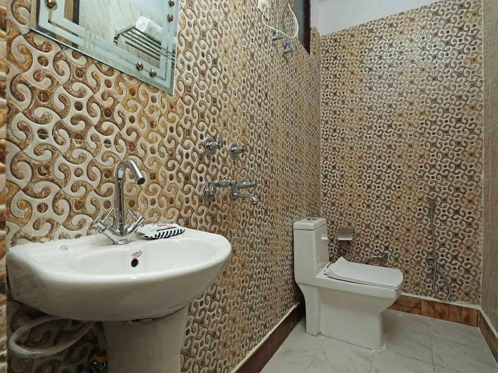Qlark Rooms & Lawn By OYO Rooms - photo 8