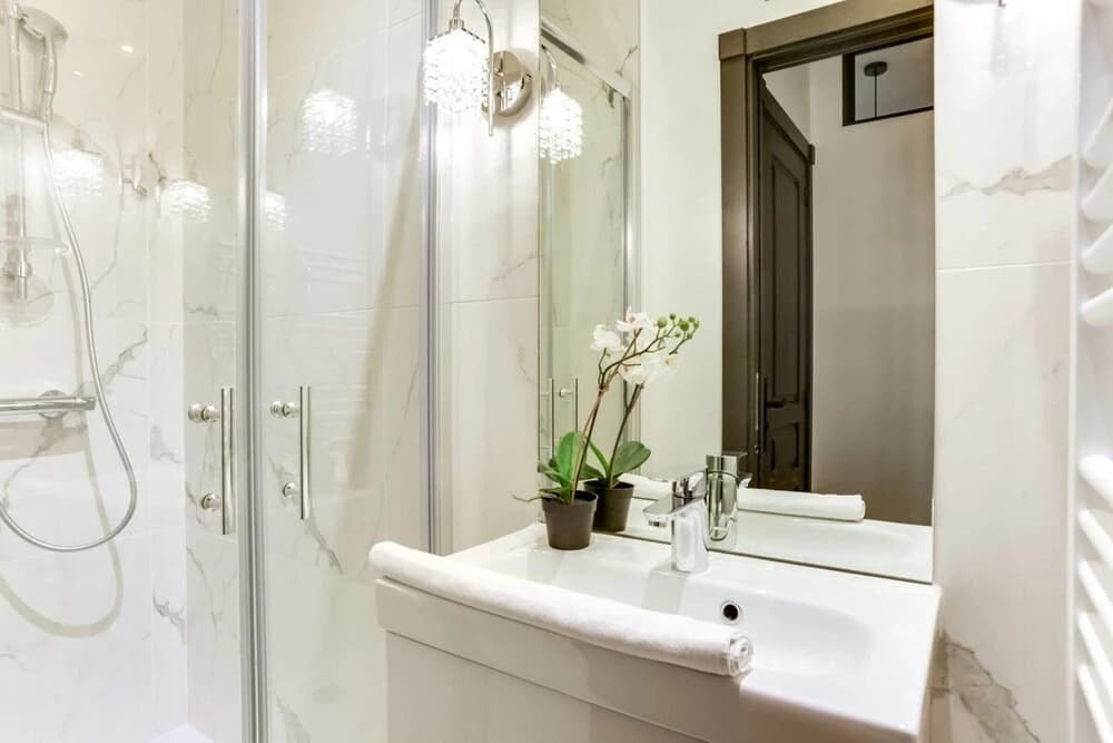 Exquisite Apartment in the Historical 7th District - photo 7