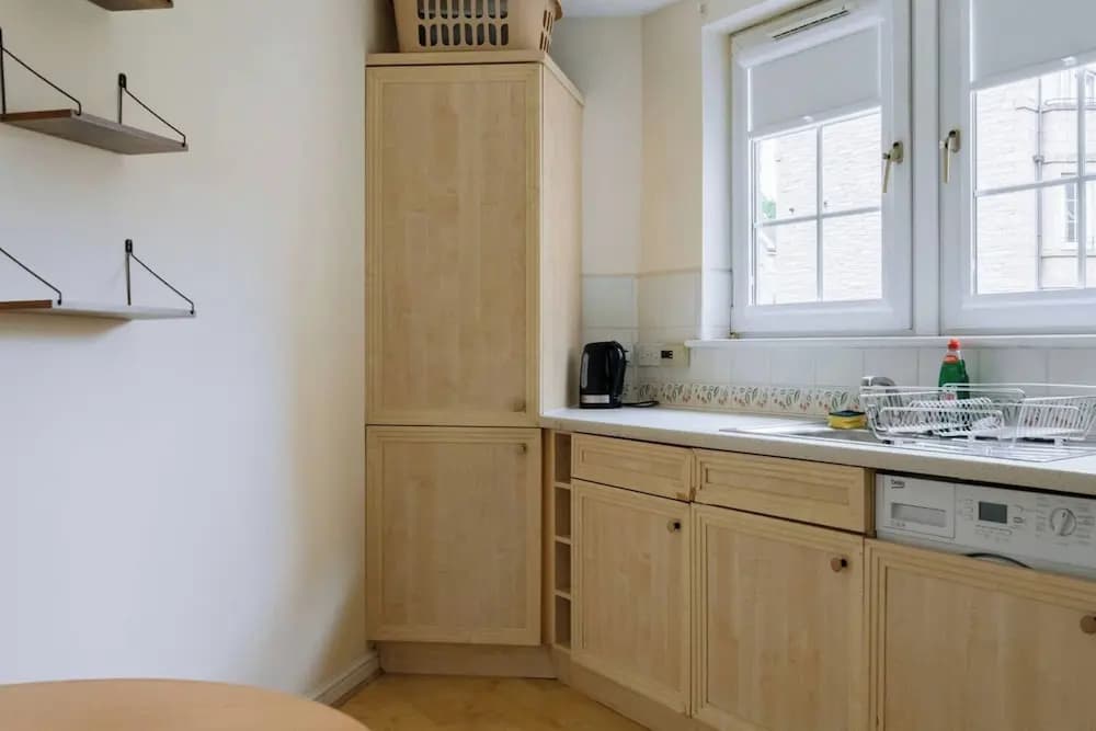 Snug & Serene 2BD Flat - Roseburn - photo 7