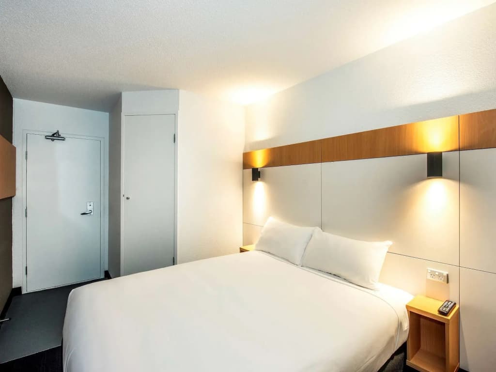 ibis budget Enfield - photo 5