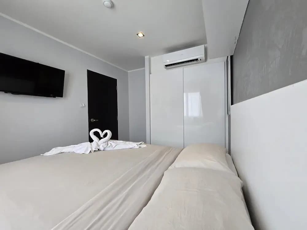 Sleek Corner 1 Bed Apt T1-607 - photo 3