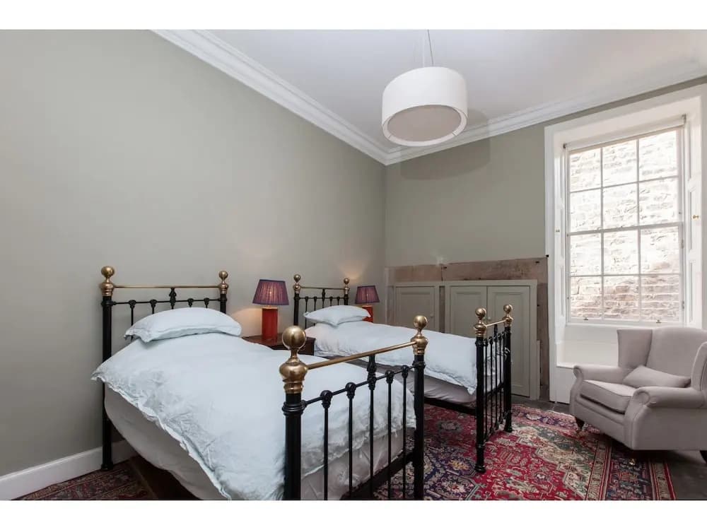 Central, Spacious 3BR Edinburgh Flat For 6 - photo 7