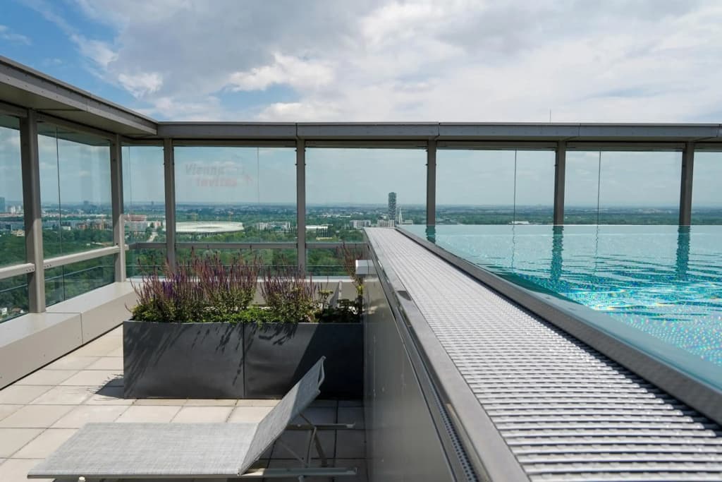 Amazing view over Vienna and infinity pool - photo 16