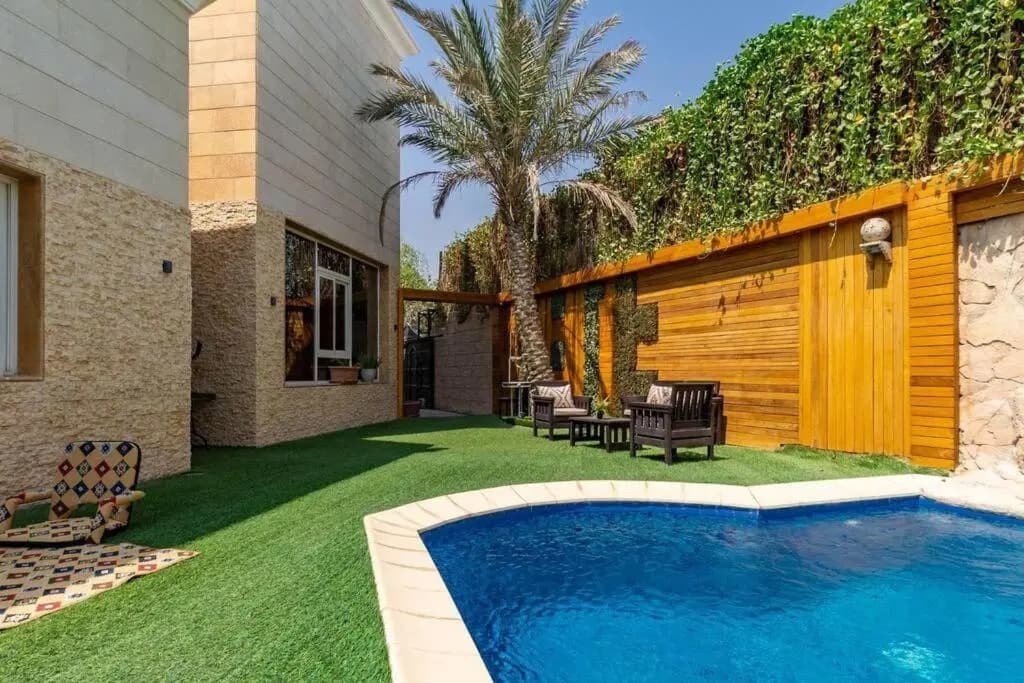 Cheerful 5-Bedroom Villa with Pool - photo 14