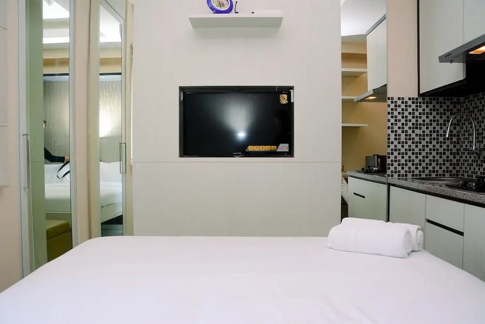 Comfy Studio Green Pramuka Apartment with City View - photo 5