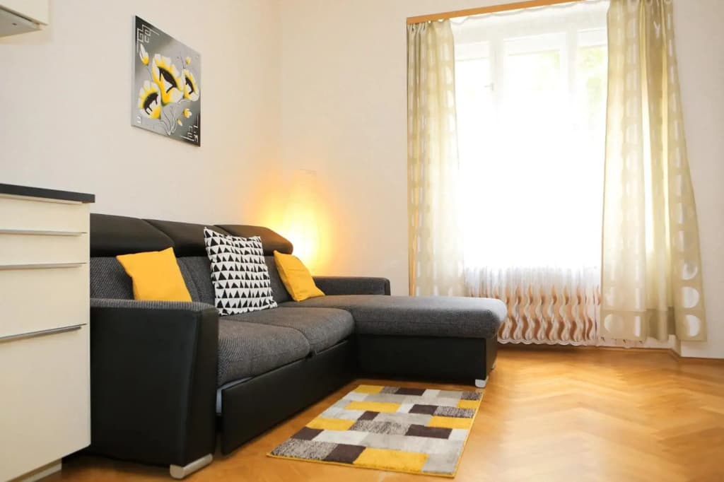 Yellow apartment few steps from metro - photo 2