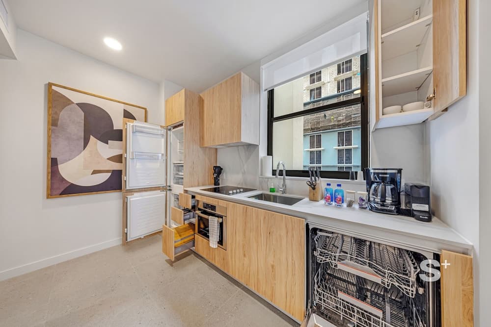 Modern Condo in DTW Miami - Pool & Gym - photo 25