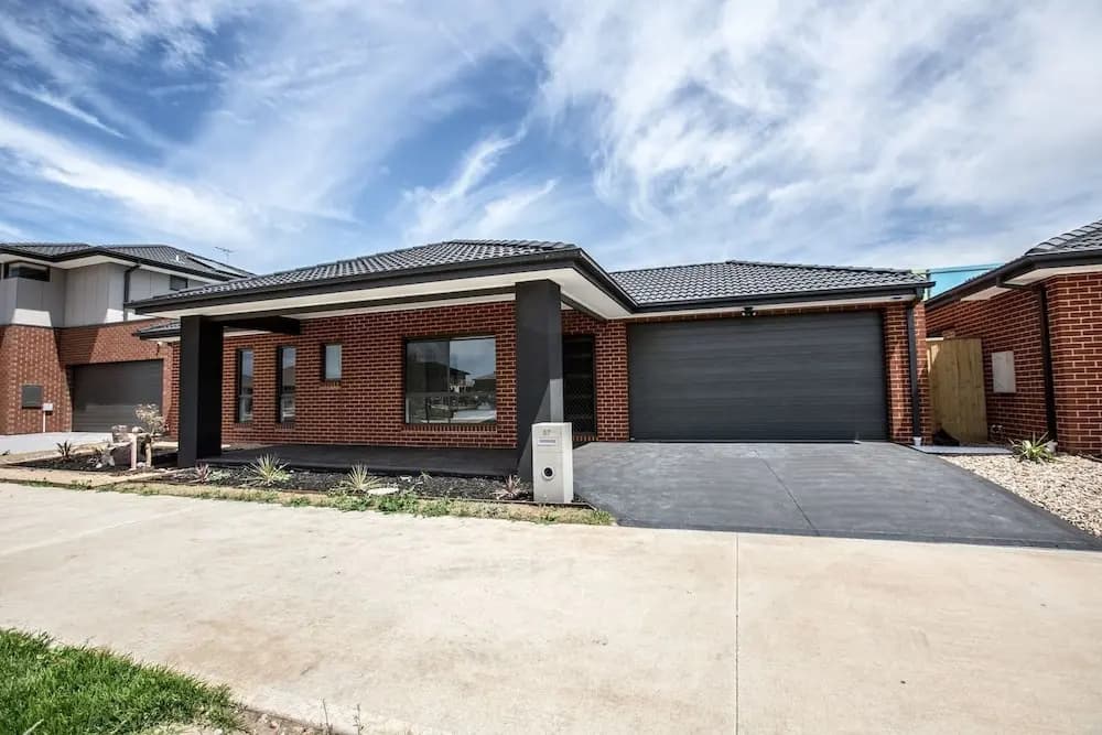 Comfy And Warm Home In Point Cook - main photo