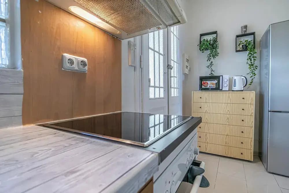 Chic 2BR Retreat Near Belvedere Palace - photo 8
