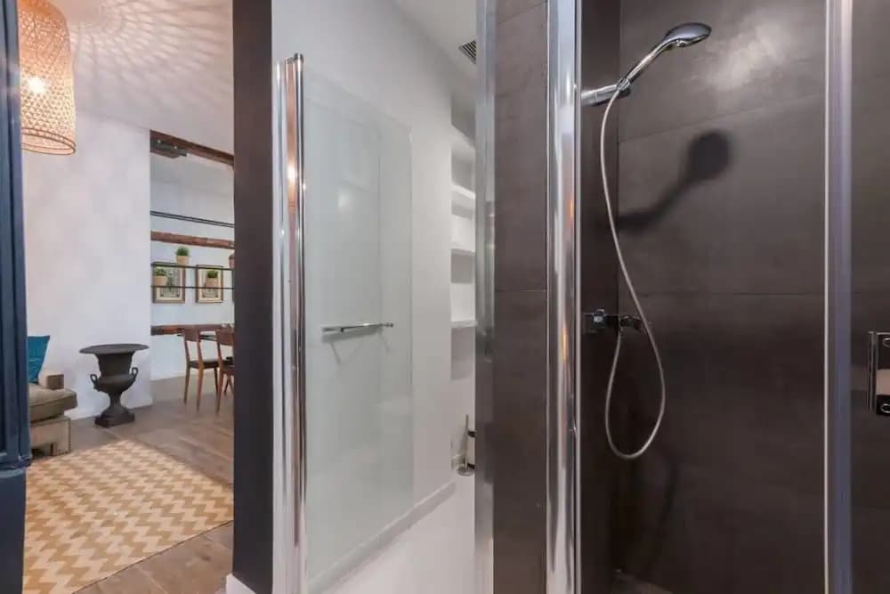 Spacious Designer Two Bed Apartment in Malasaña - photo 7