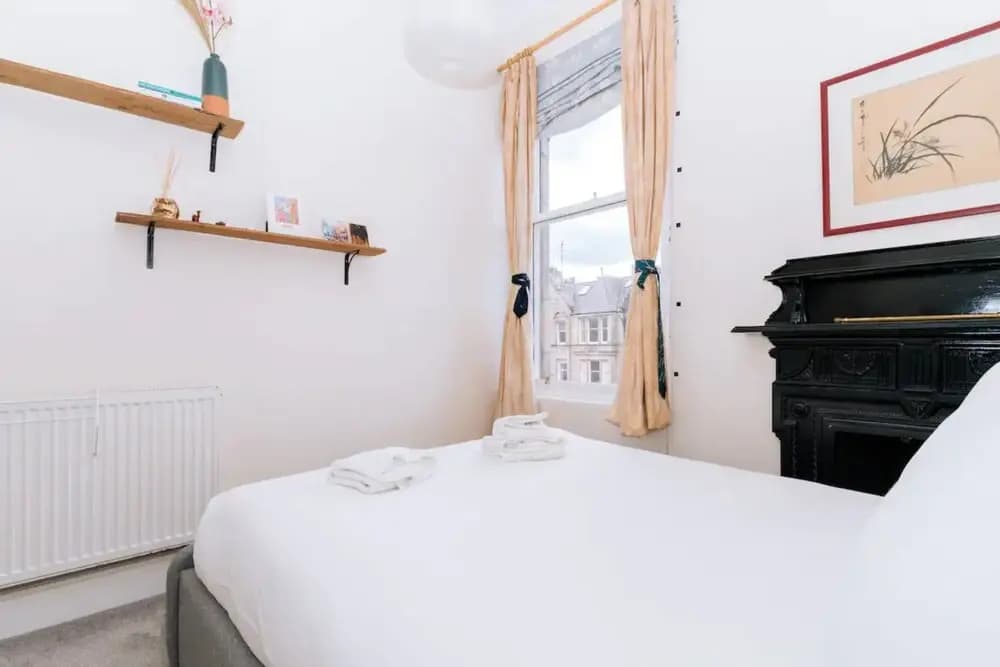 Spacious 3 Bedroom Flat in Edinburgh - photo 19