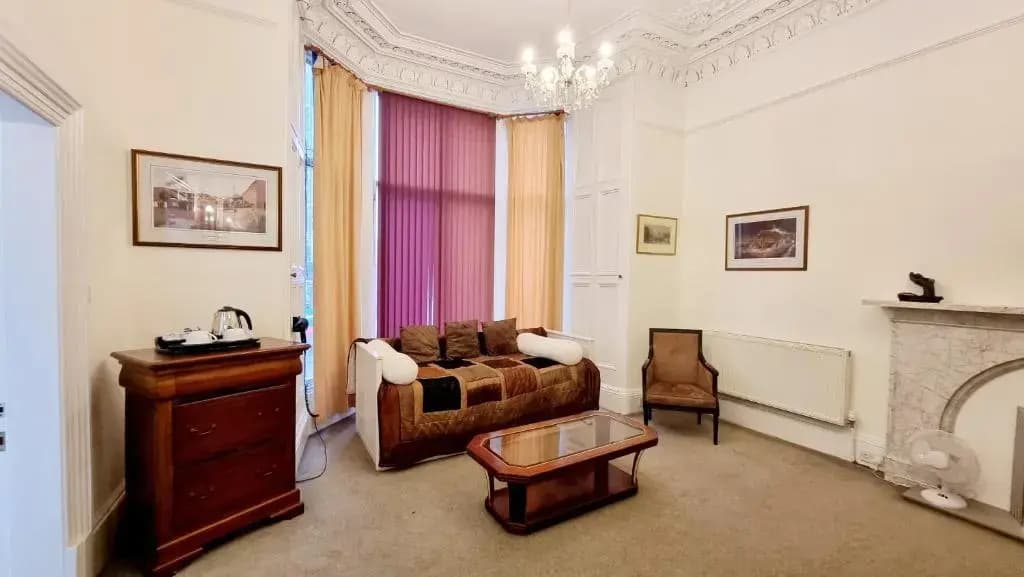 The Guards Hotel - photo 2