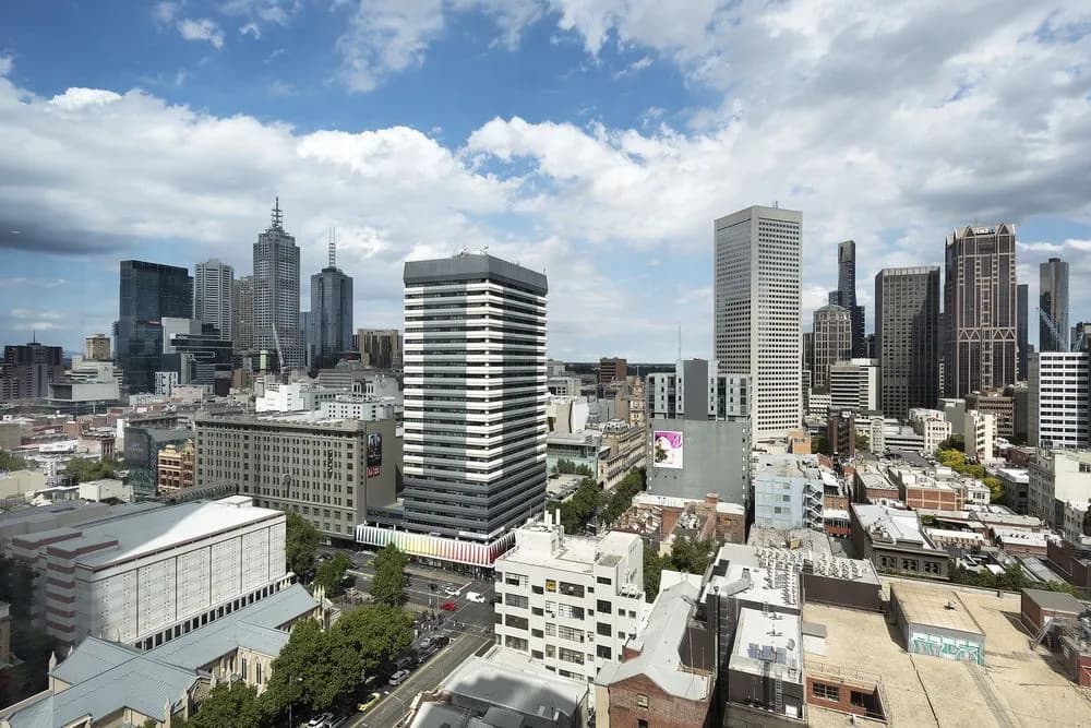 Modern 3 Bdr Apt Sutherland St - photo 9