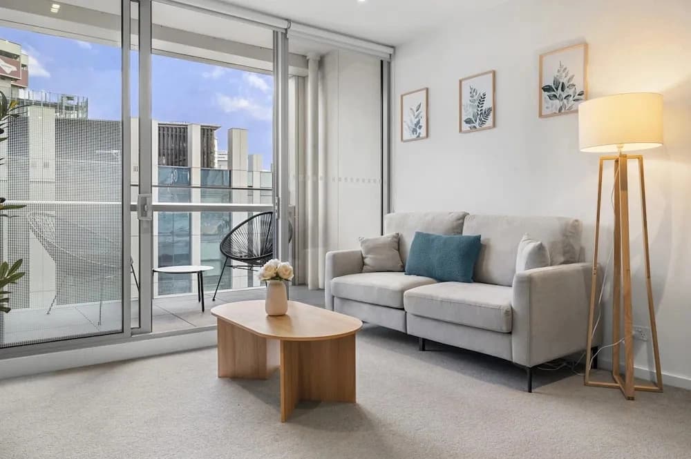 Marina-view 1-bed Apartment in Docklands - photo 7