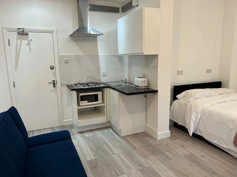 Remarkable 2-bed Apartment in Ilford, London - photo 8
