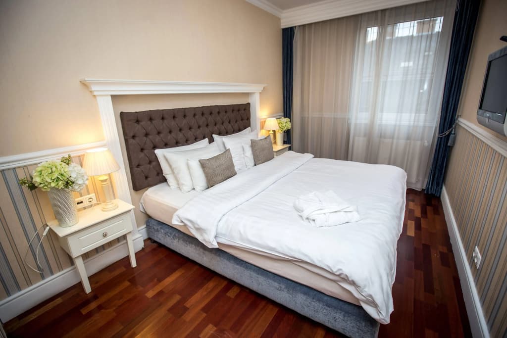 Queen's Court Hotel & Residence - photo 3