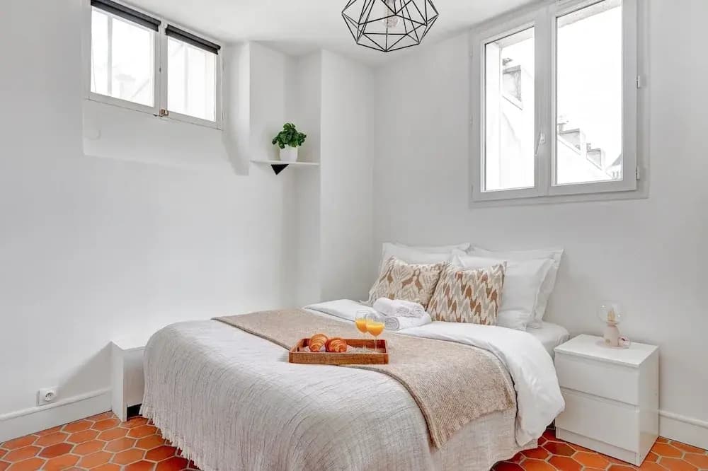 Bright 1BR Bastille Getaway - 4 Guests - photo 1