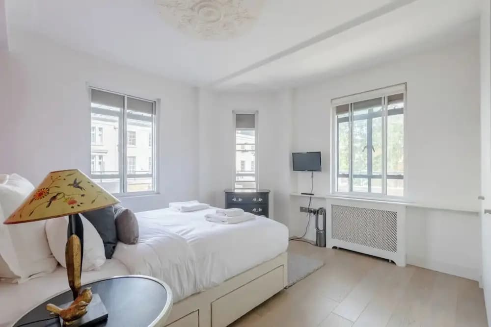 Sleek & Stylish 1BD Flat w/ Balcony - Kings Road - photo 2