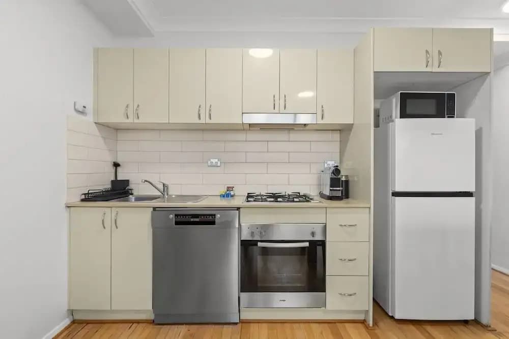 Bright 1-bed Apartment in Central Redfern - photo 9