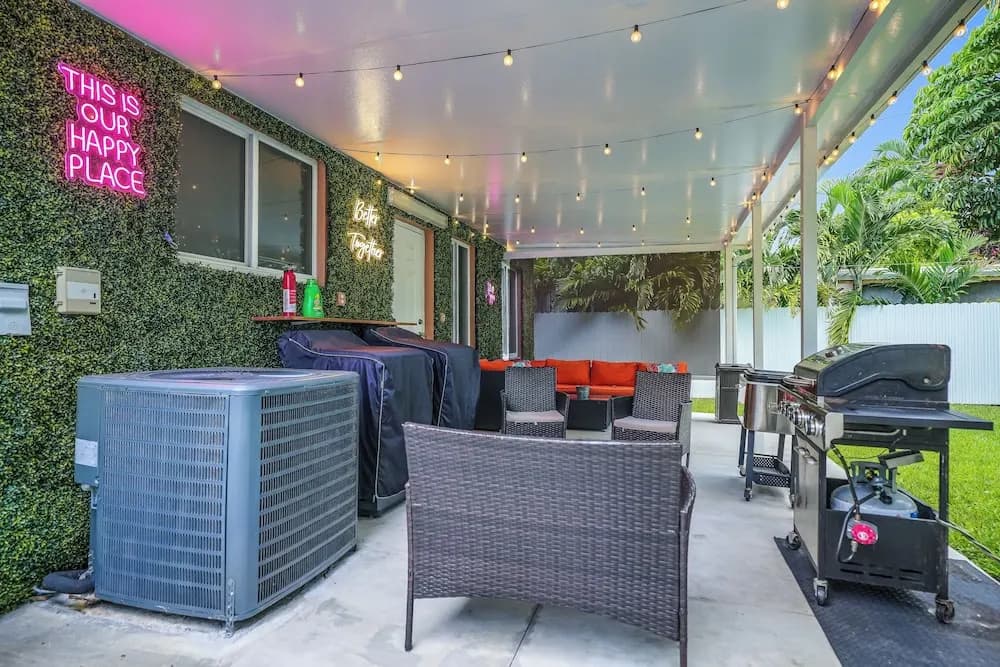 Unique Escape GameRoom! Bar, BBQ, Spacious, and Near Beach - photo 18