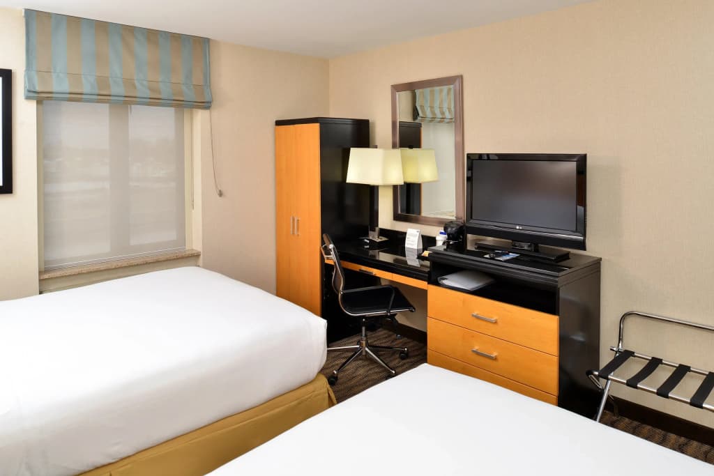 Holiday Inn Express Kennedy Airport - photo 7