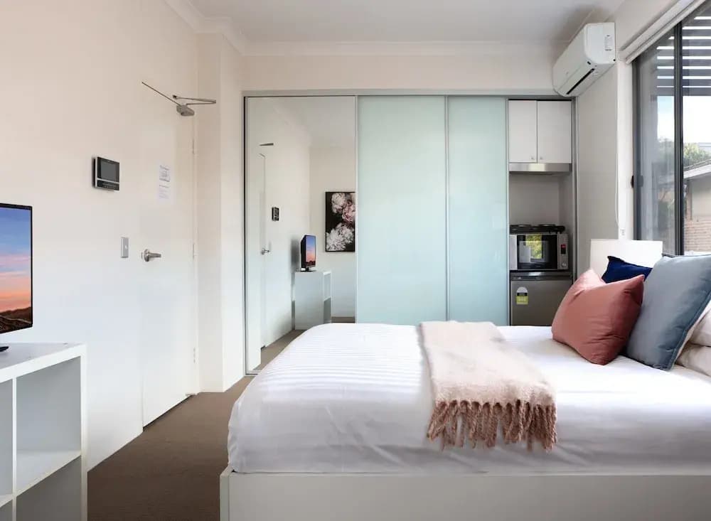 Bright Studio Steps From Westmead Hospital - photo 2