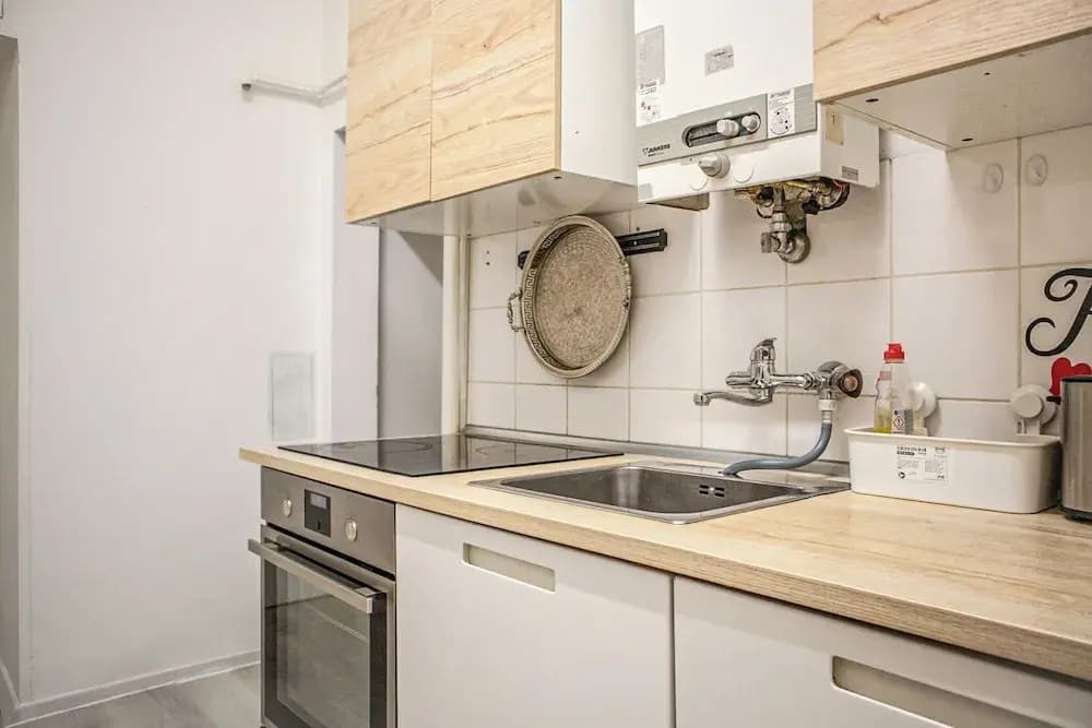 Charming 2BR Apt in Prime Location - photo 15