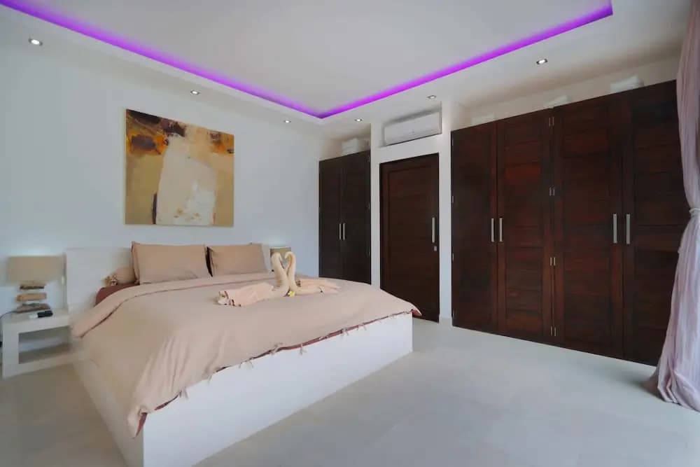 Elegant Private Villa, 3 BR, Seminyak With Staff - photo 5