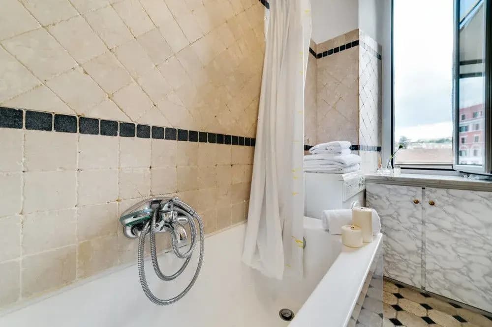 Sunny Flat in Elegant Building Close to Colosseum - photo 9