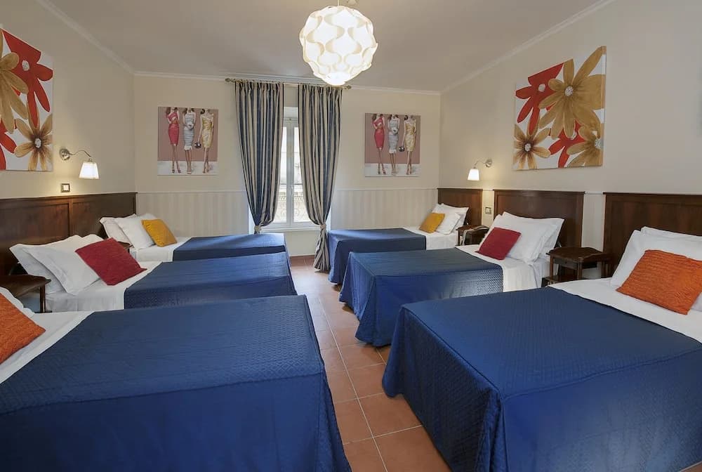 Des Artistes Budget Rooms - photo 4