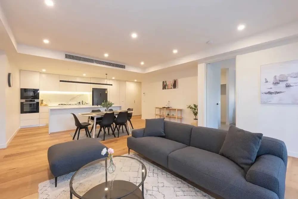 Luxe 3 Bedroom Apartment With Parking - photo 10