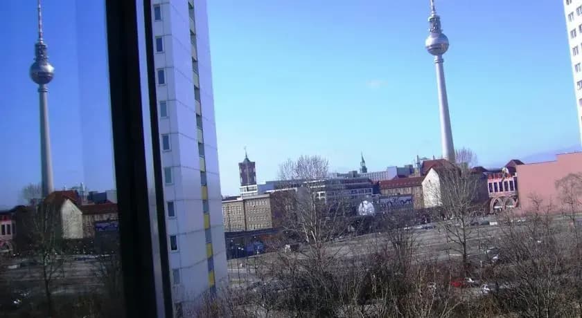 Violet am Alexanderplatz - photo 1