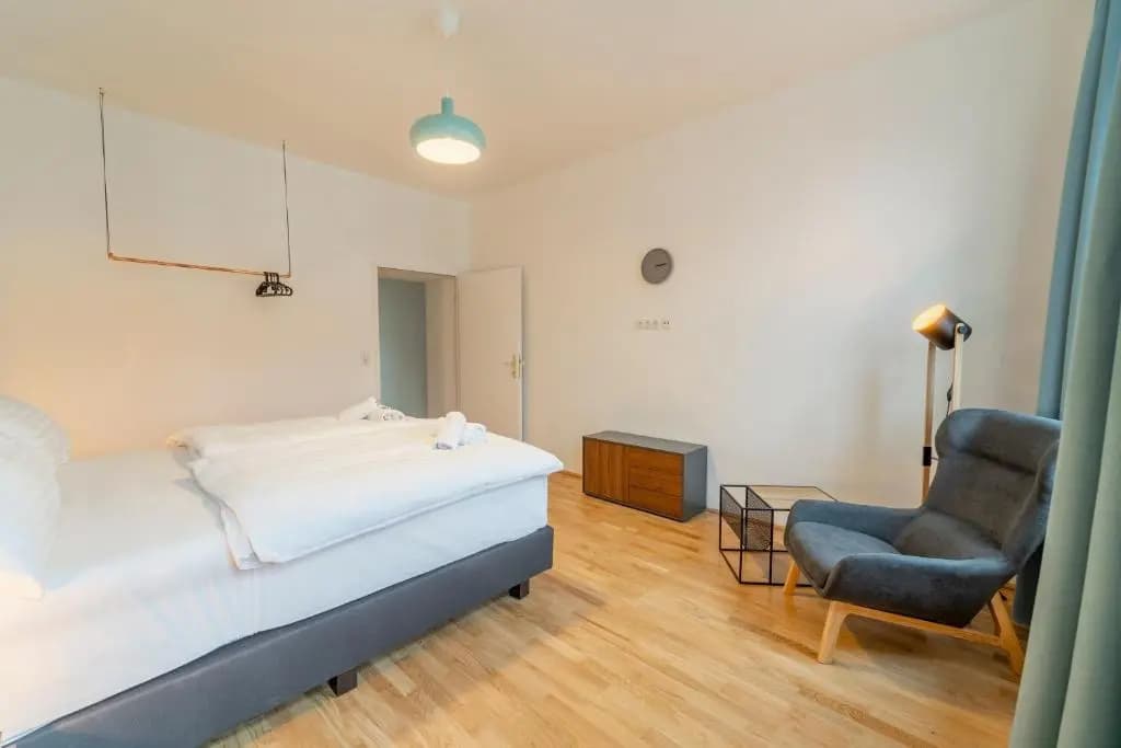 Generous Apartment next to the VIC/UNO - photo 13