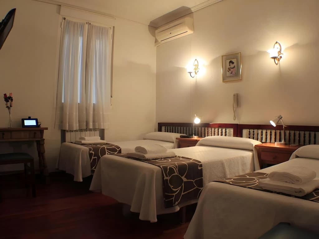 Hostal Esmeralda - photo 20