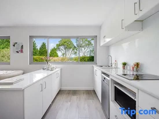Collaroy 3Br Beach Home with Large Pool - photo 1
