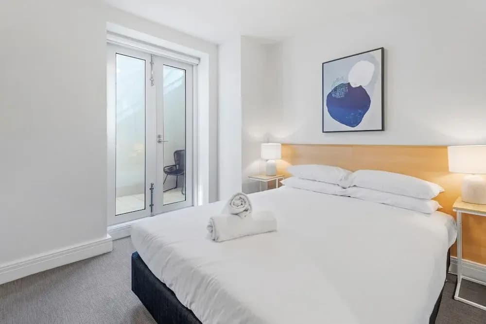 Chic 1-bed Apartment Steps From Shopping Street - photo 2