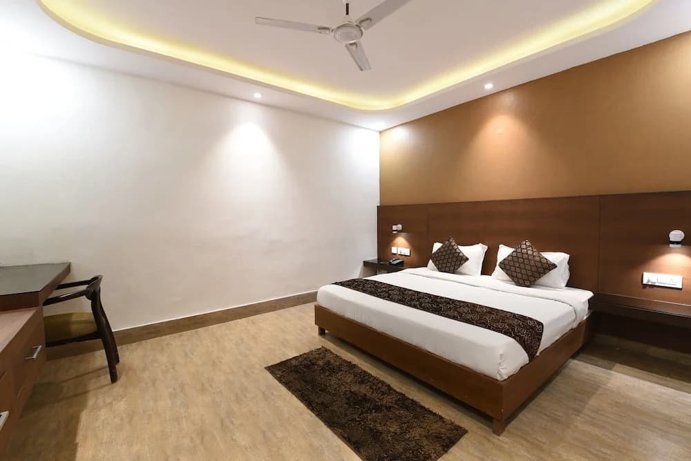 OYO Flagship 5383 Hotel Under Bridge Inn - photo 6