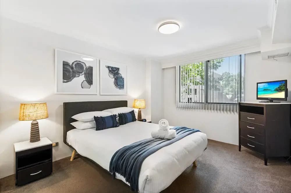 Poolside 2-bed Haven, Walk to City Centre - photo 4