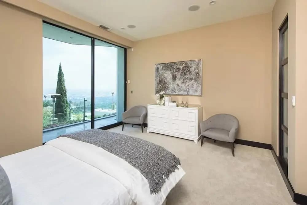 Beverly Crest: Ultra-private BH Retreat w/ Infinity Pool & Skyline Vistas - photo 3