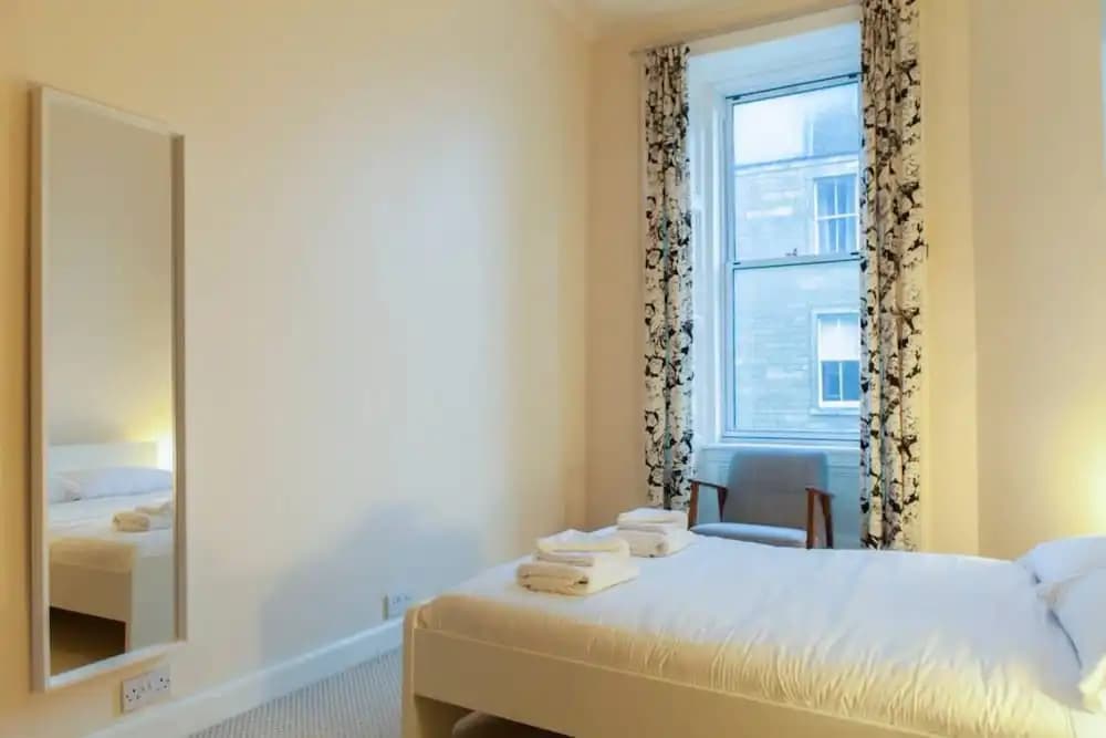 2 Bedroom Flat With Skyline Views - photo 2