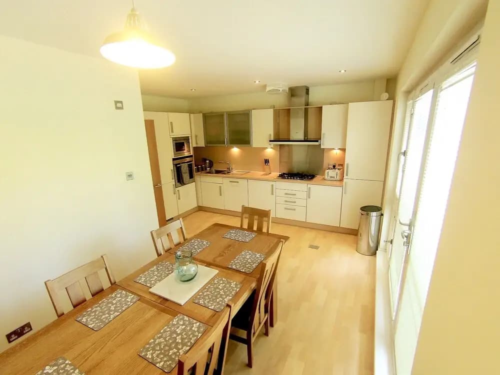Charming 4 Bedroom Apartment by Royal Botanic Garden - photo 12