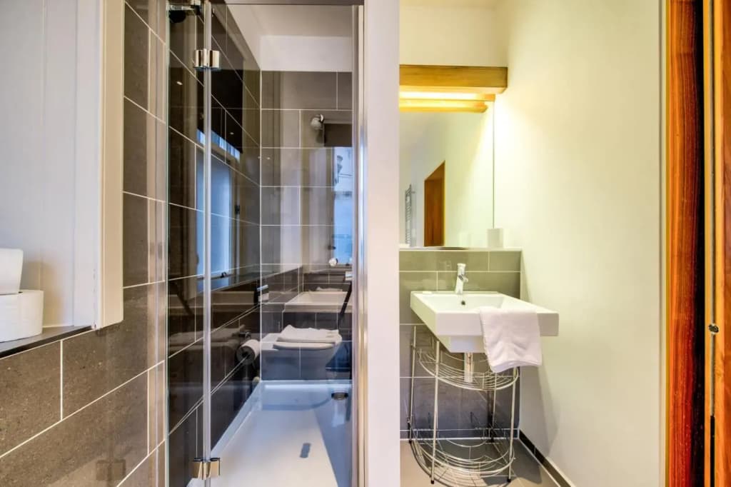 Sumptuous 2BR Apt Next To Edinburgh Castle! - photo 16