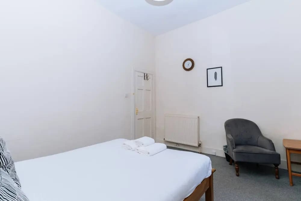 Bright High-ceiling 2BD Flat - Central Edinburgh! - photo 4