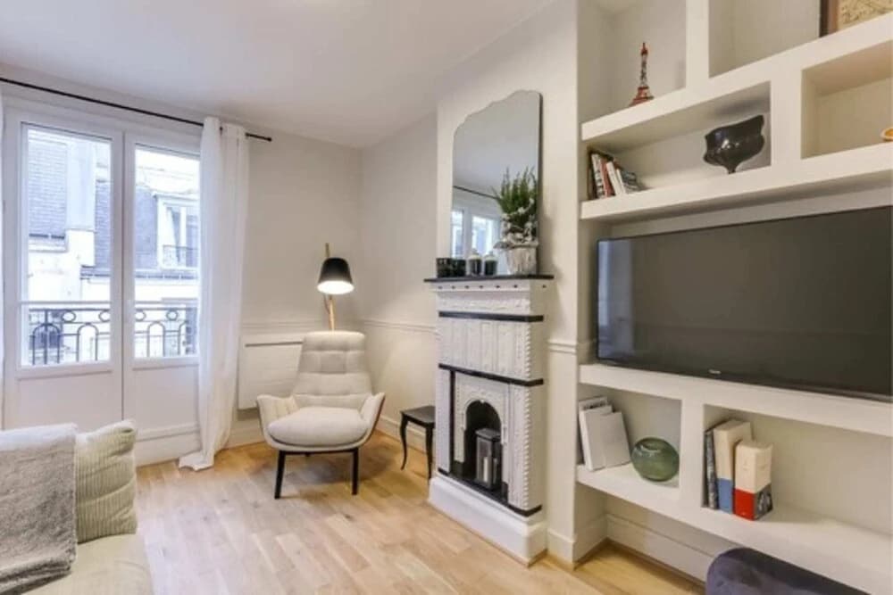 Chic Flat for 2 With Eiffel Tower Views - photo 2